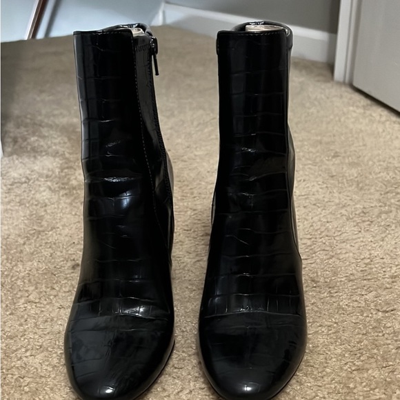 Pattern leather black snakeskin booties - Picture 2 of 5